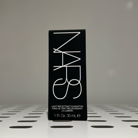 NARS Light Reflecting Advanced Skincare Foundation - Picture 2 of 3